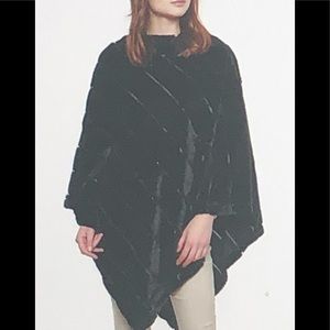 👚 Black faux fur poncho